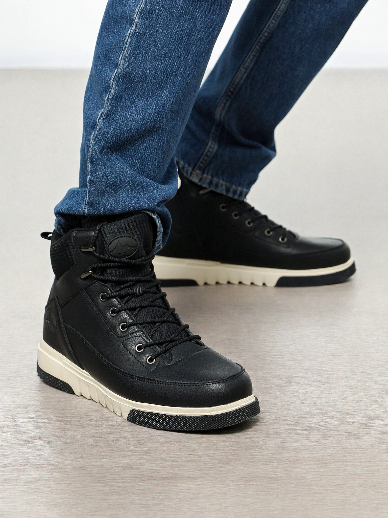 Ботинки комбинированные черного цвета на контрастной средней подошве